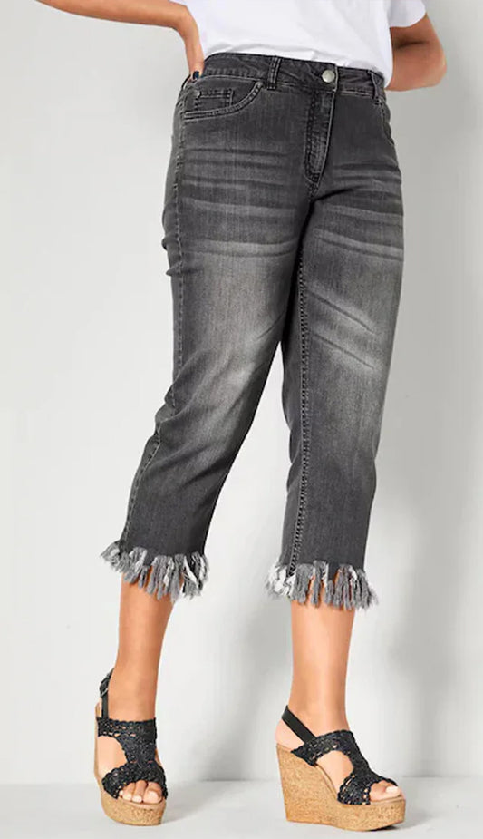 Capri jeans, slim fit, fringed hem, 5-pocket - Grey