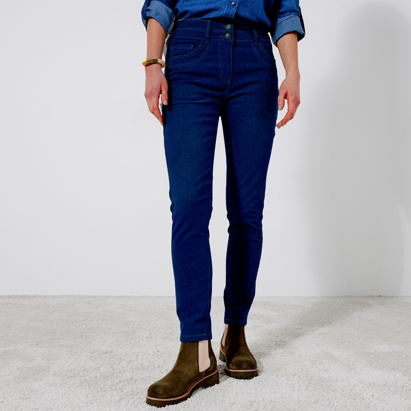 Trendy Women's 7/8th Stretch Denim Jeans with Laser Washing