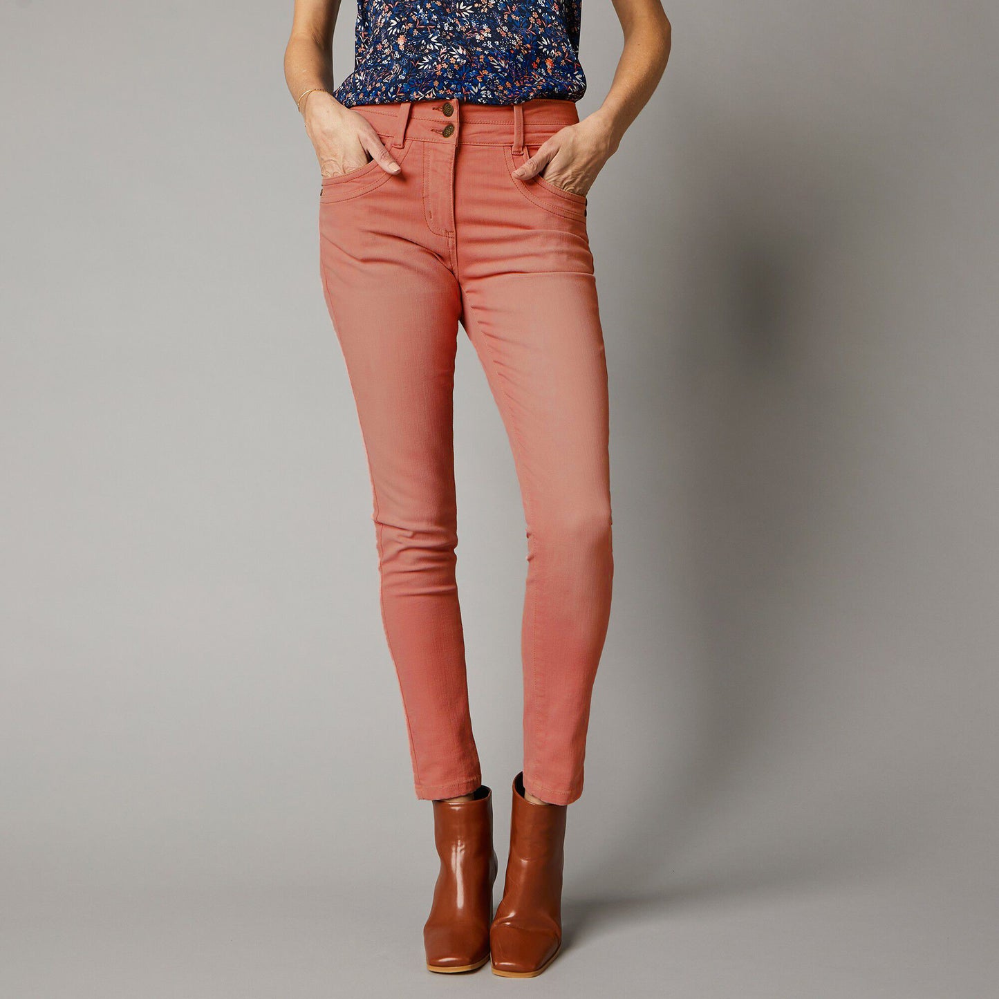 Trendy Women's 7/8th Stretch Denim Jeans with Laser Washing
