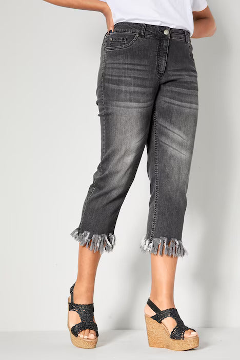 Capri jeans, slim fit, fringed hem, 5-pocket - Grey