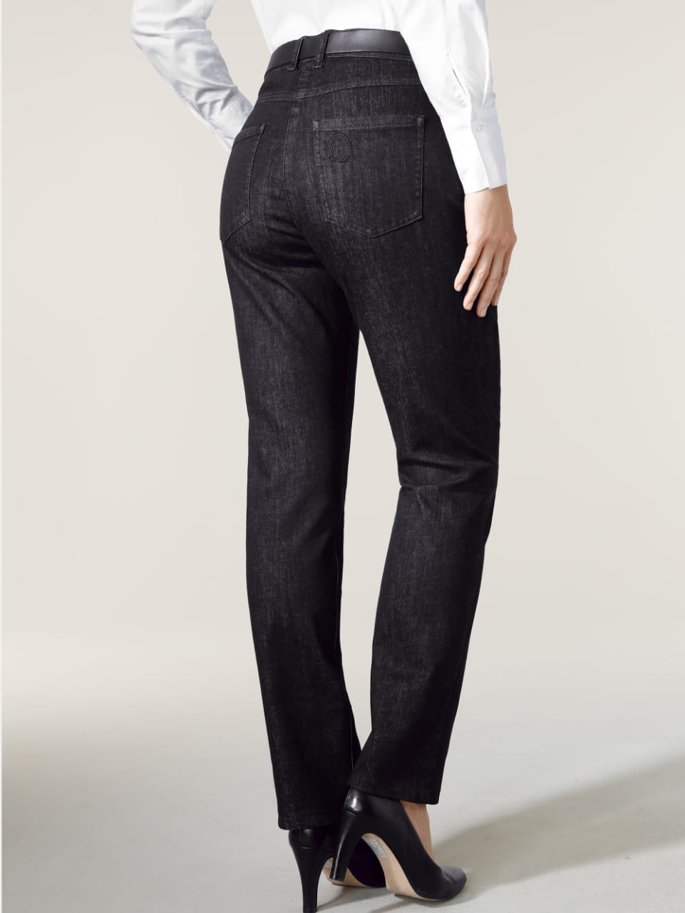 Mona Comfort Fit 5-Pocket Jeans: Effortless Elegance for Every Occasion